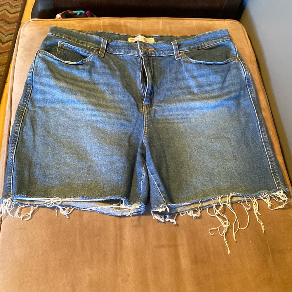 💙Good conditioned Levi’s cut off Jean shorts.